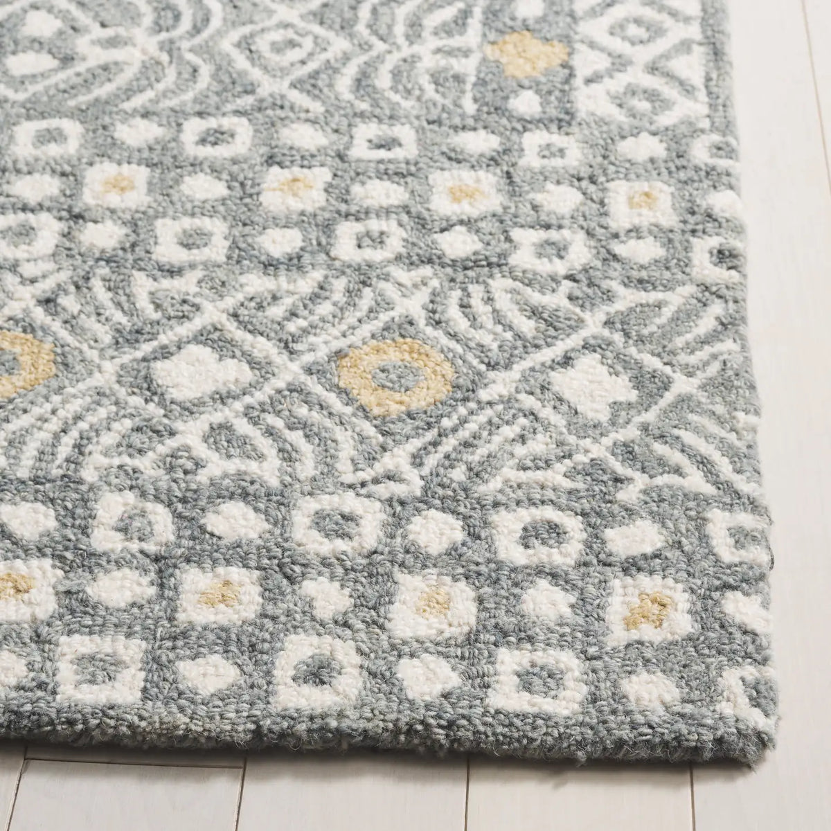 Safavieh Micro-Loop 4'-0" x 6'-0" Rug in Silver / Ivory
