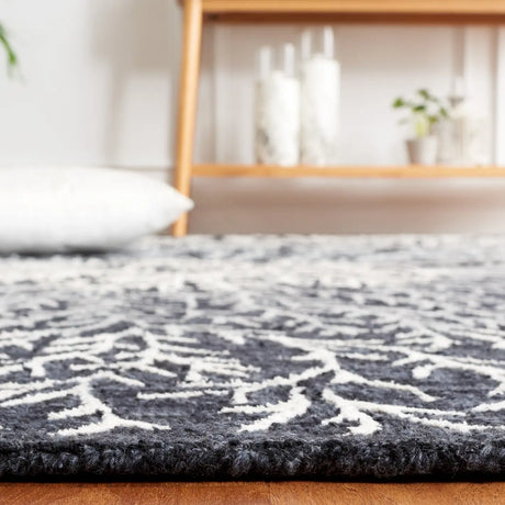 Safavieh Soho 4'-0" x 6'-0" Rug in Black / Ivory