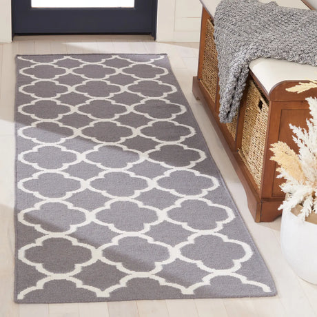 Safavieh Dhurries 2'-6" x 7'-0" Rug in Grey / Ivory