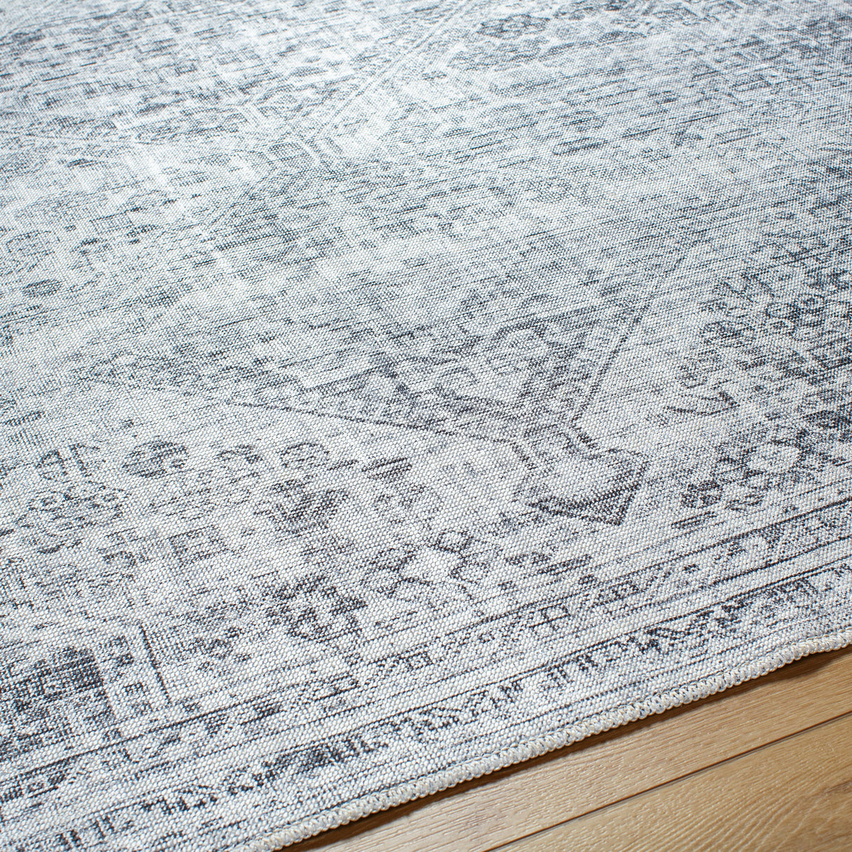 Surya Embrace Ema-2312 Metallic - Silver, Light Grey, Silver, Pewter, Slate Rug.