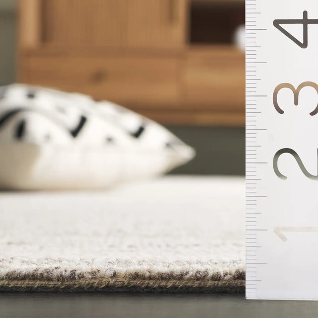 Safavieh Pine 4'-0" x 6'-0" Rug in Beige / Ivory
