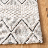 Safavieh Marbella 4'-0" x 6'-0" Rug in Silver / Black