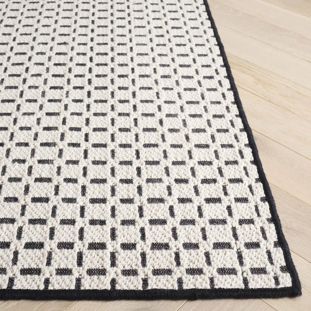 Safavieh Natural Fiber 4'-0" x 6'-0" Rug in Ivory / Black