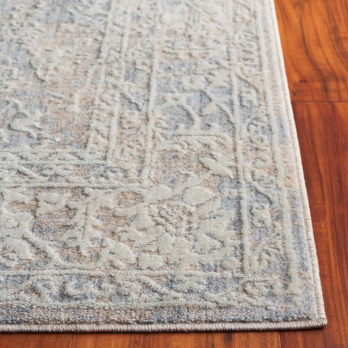 Safavieh Serena 200 5'-3" x 7'-6" Rug in Blue / Ivory Beige