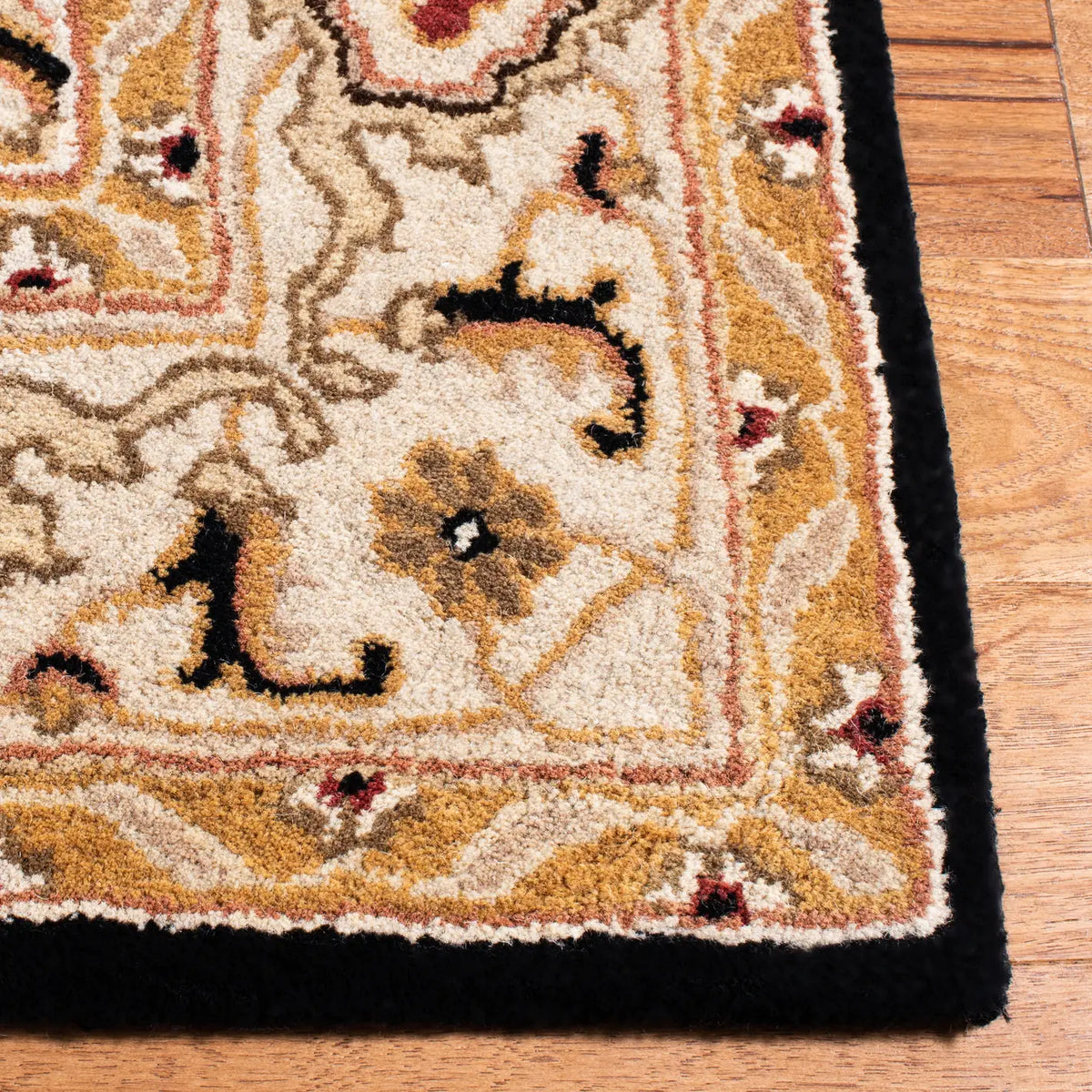 Safavieh Heritage 5'-0" x 8'-0" Rug in Black / Ivory