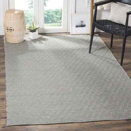 Safavieh Montauk 4'-0" x 6'-0" Rug in Ivory / Grey