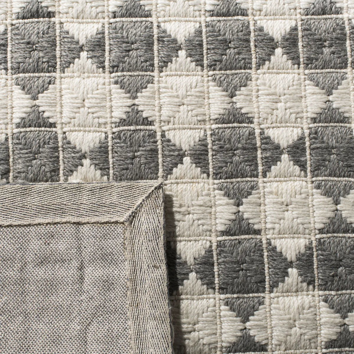 Safavieh Natura 5'-0" x 8'-0" Rug in Grey / Ivory