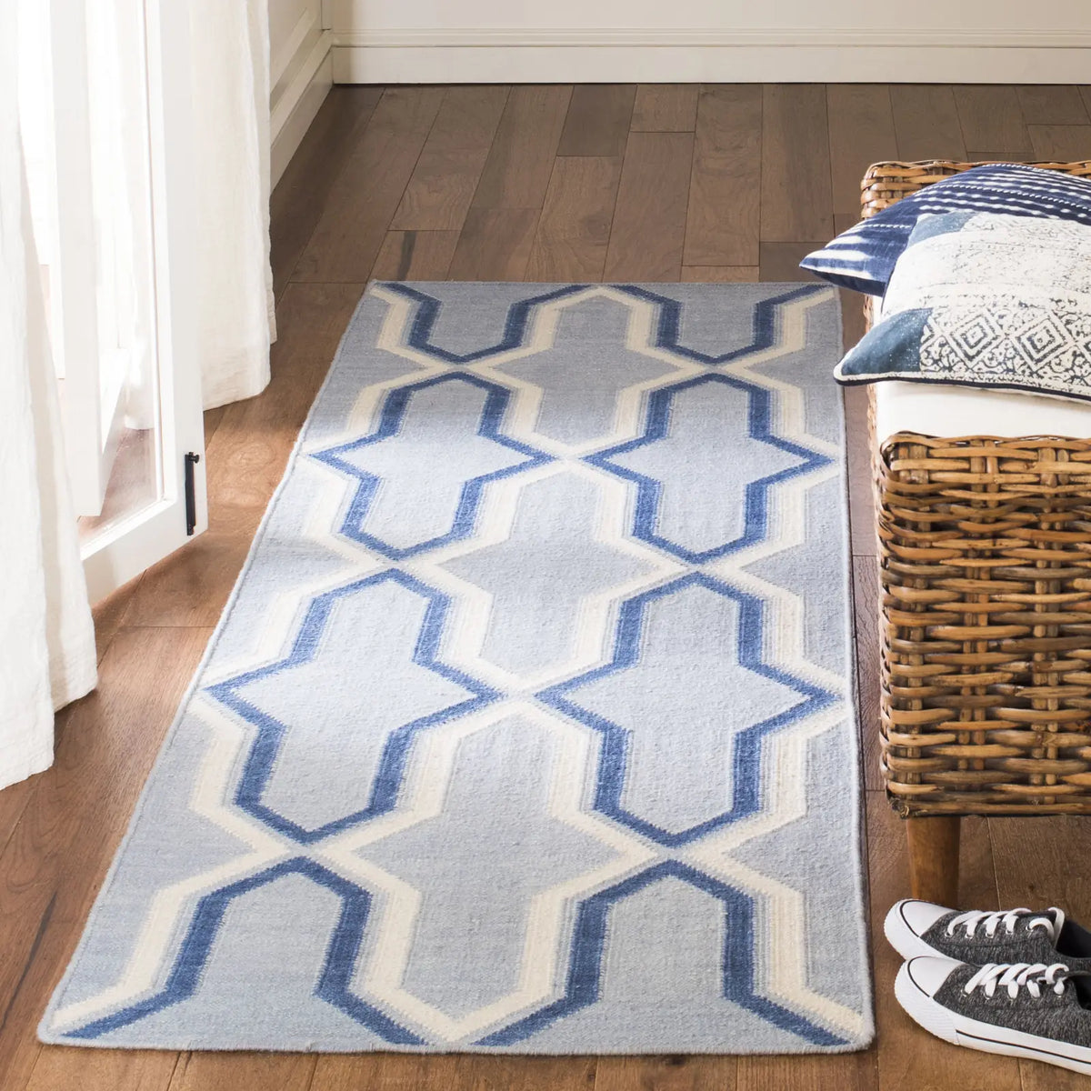 Safavieh Dhurries 2'-6" x 8'-0" Rug in Light Blue / Dark Blue