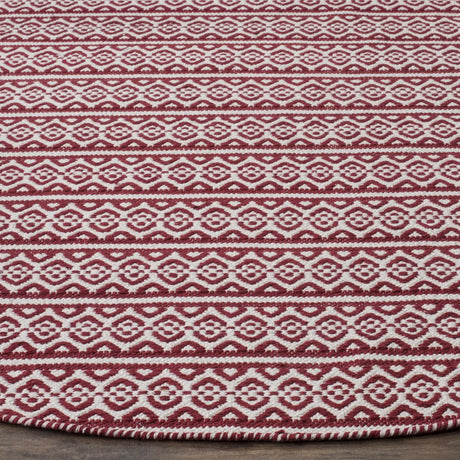 Safavieh Montauk 6'-0" x 6'-0" Rug in Ivory / Red