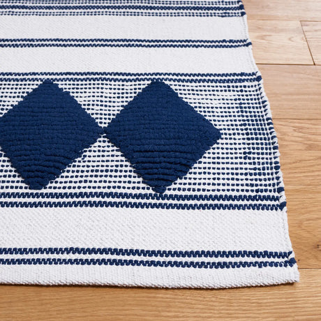 Safavieh Montauk 4'-0" x 6'-0" Rug in Navy / Ivory