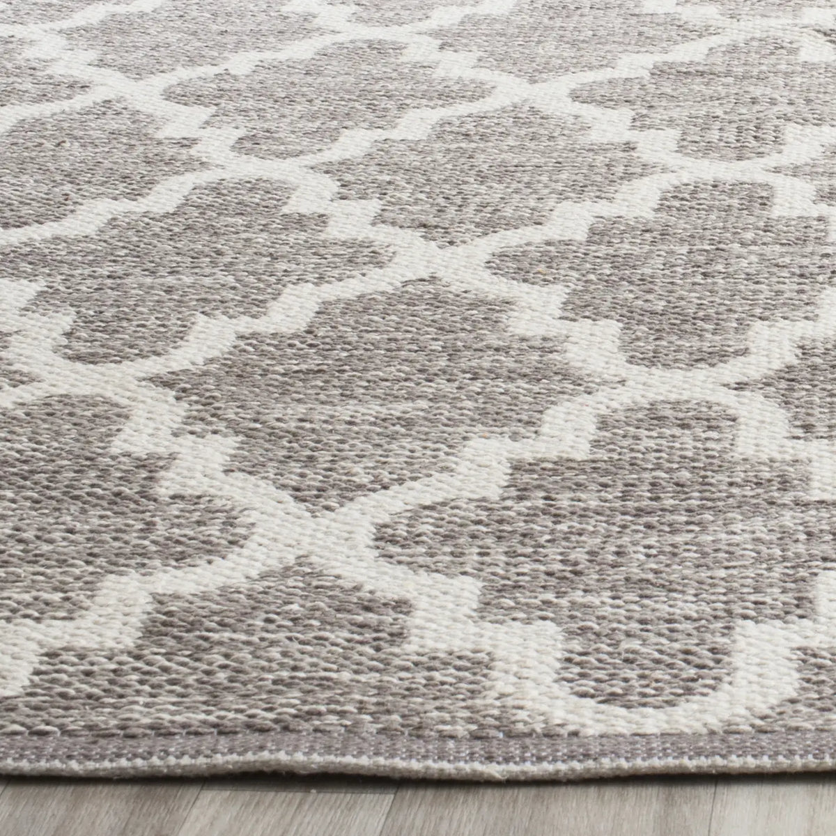 Safavieh Montauk 10'-0" x 14'-0" Rug in Grey / Ivory