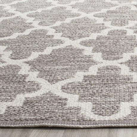 Safavieh Montauk 10'-0" x 14'-0" Rug in Grey / Ivory