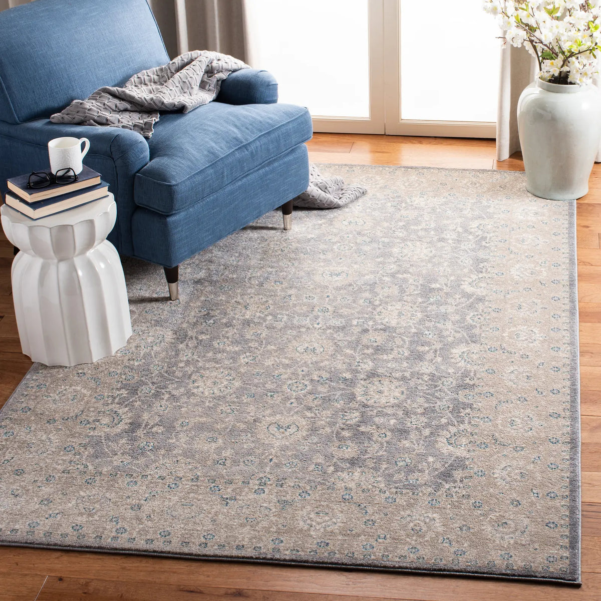 Safavieh Sofia 4'-0" x 5'-7" Rug in Light Grey / Beige