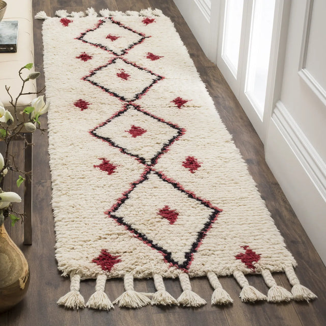 Safavieh Casablanca 2'-3" x 8'-0" Rug in Ivory / Fuchsia