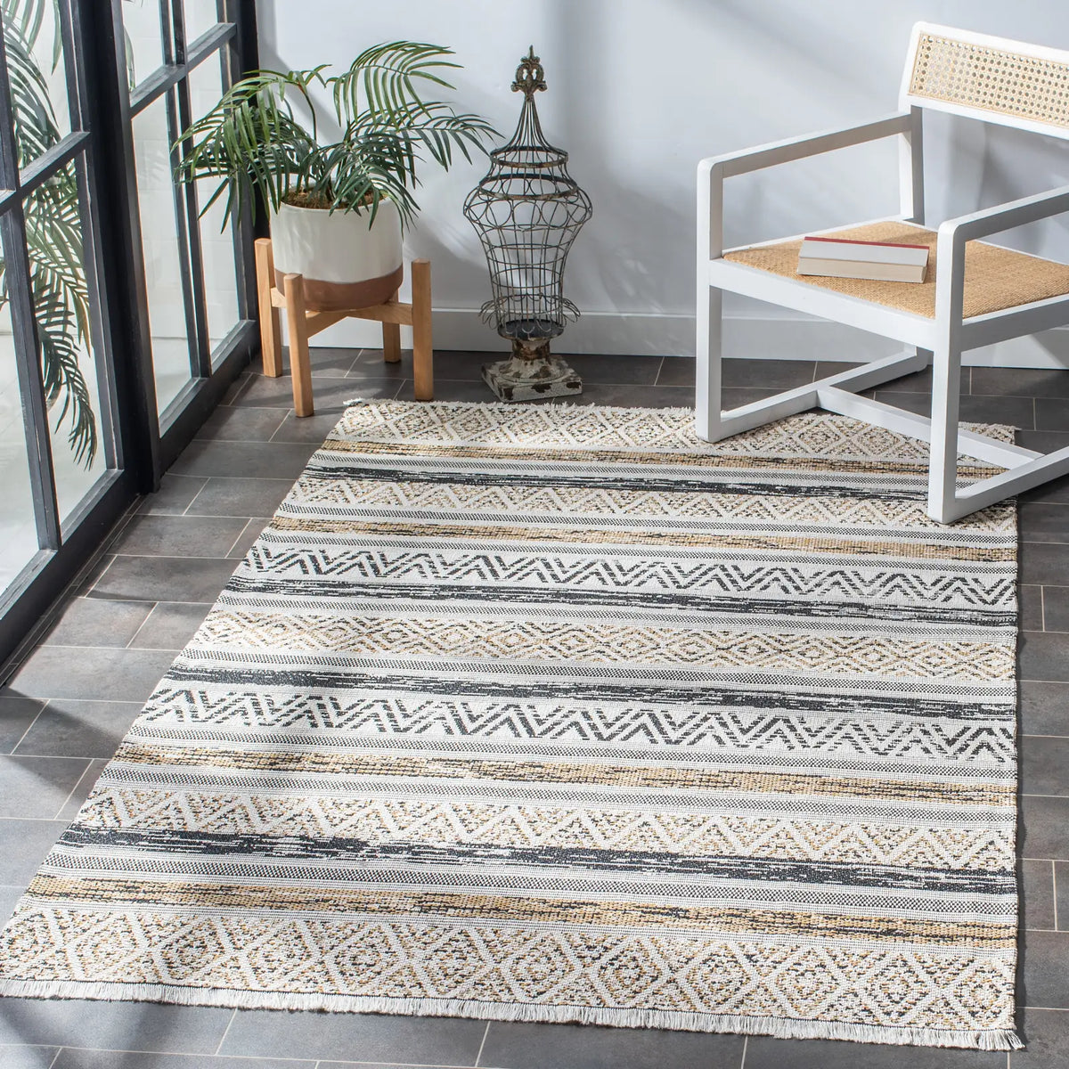 Safavieh Augustine 4'-5" x 6'-5" Rug in Ivory / Taupe