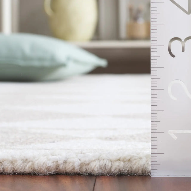 Safavieh Ebony 4'-0" x 6'-0" Rug in Light Brown / Ivory