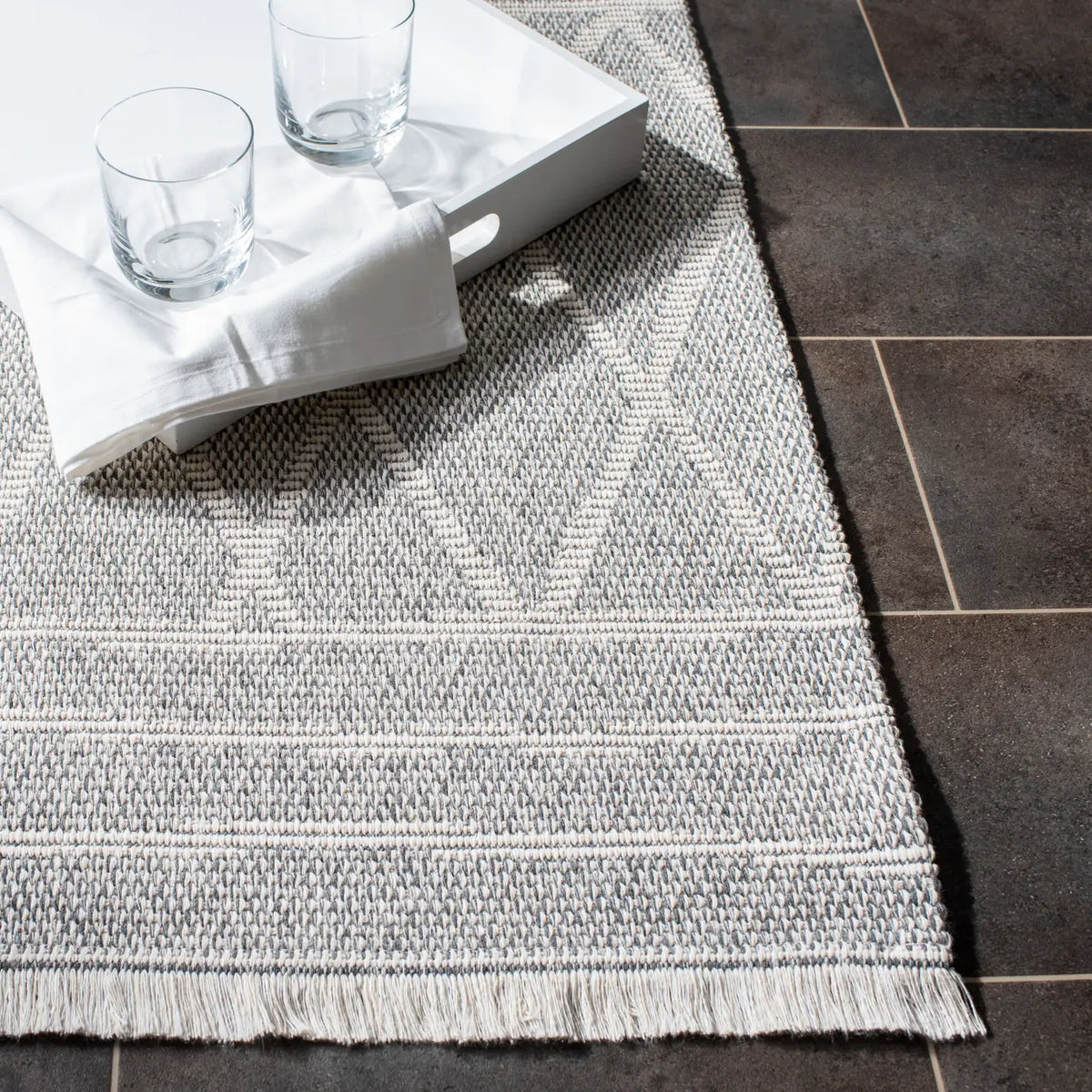 Safavieh Augustine 4'-5" x 6'-5" Rug in Grey / Ivory