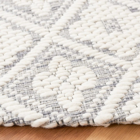 Safavieh Marbella 6'-0" x 6'-0" Rug in Grey / Ivory