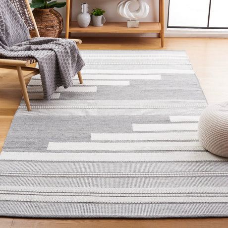 Safavieh Kilim 4'-0" x 6'-0" Rug in Ivory / Grey
