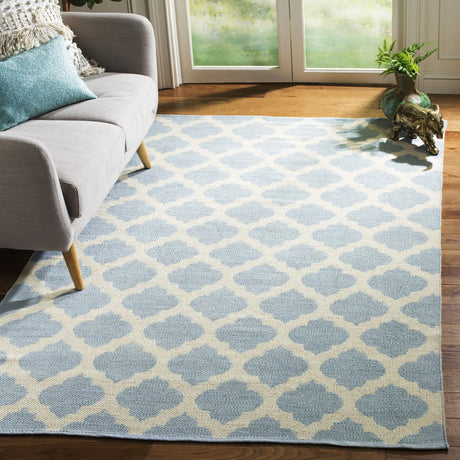 Safavieh Montauk 4'-0" x 6'-0" Rug in Light Blue / Ivory