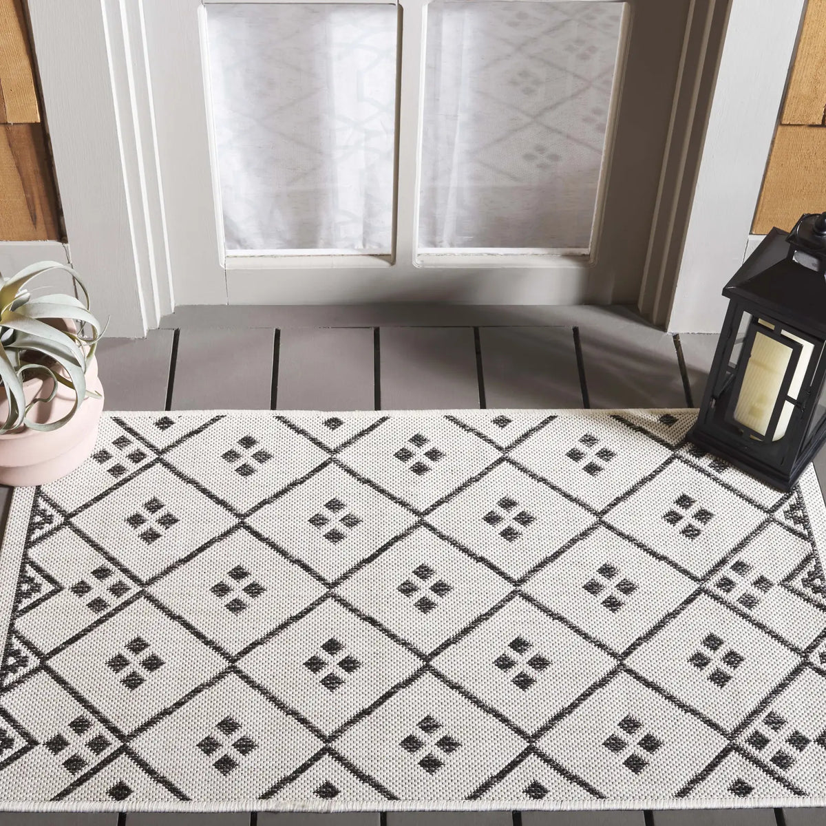 Safavieh Courtyard 2'-0" x 3'-7" Rug in Ivory / Black