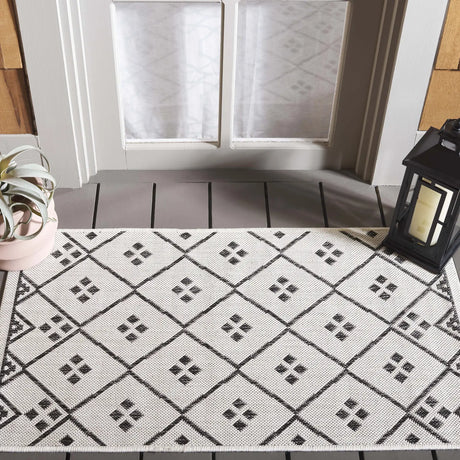 Safavieh Courtyard 2'-0" x 3'-7" Rug in Ivory / Black