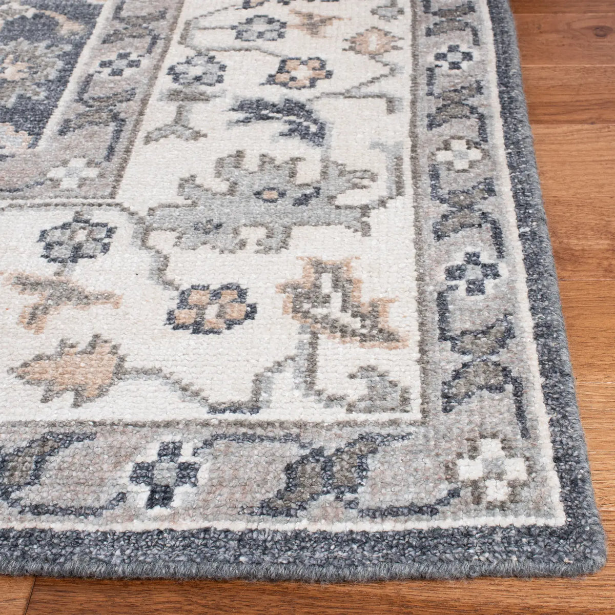 Safavieh Maharaja 8'-0" x 10'-0" Rug in Charcoal / Ivory