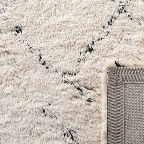 Safavieh Casablanca 4'-0" x 6'-0" Rug in Ivory / Black