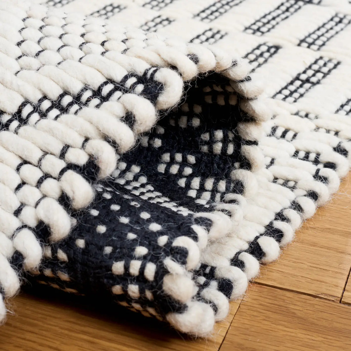 Safavieh Natura 5'-0" x 8'-0" Rug in Ivory / Black