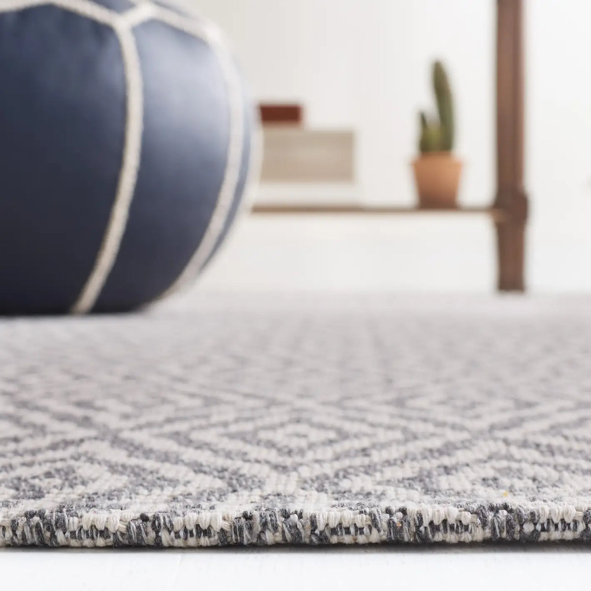 Safavieh Martha Stewart 5'-0" x 7'-0" Rug in Grey / Ivory