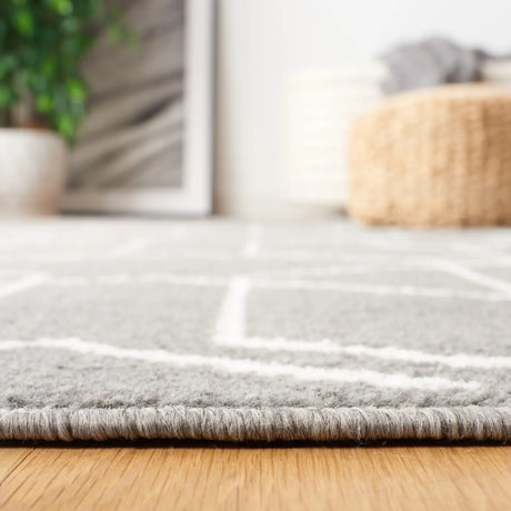Safavieh Pyramid 4'-5" x 6'-5" Rug in Grey / Ivory