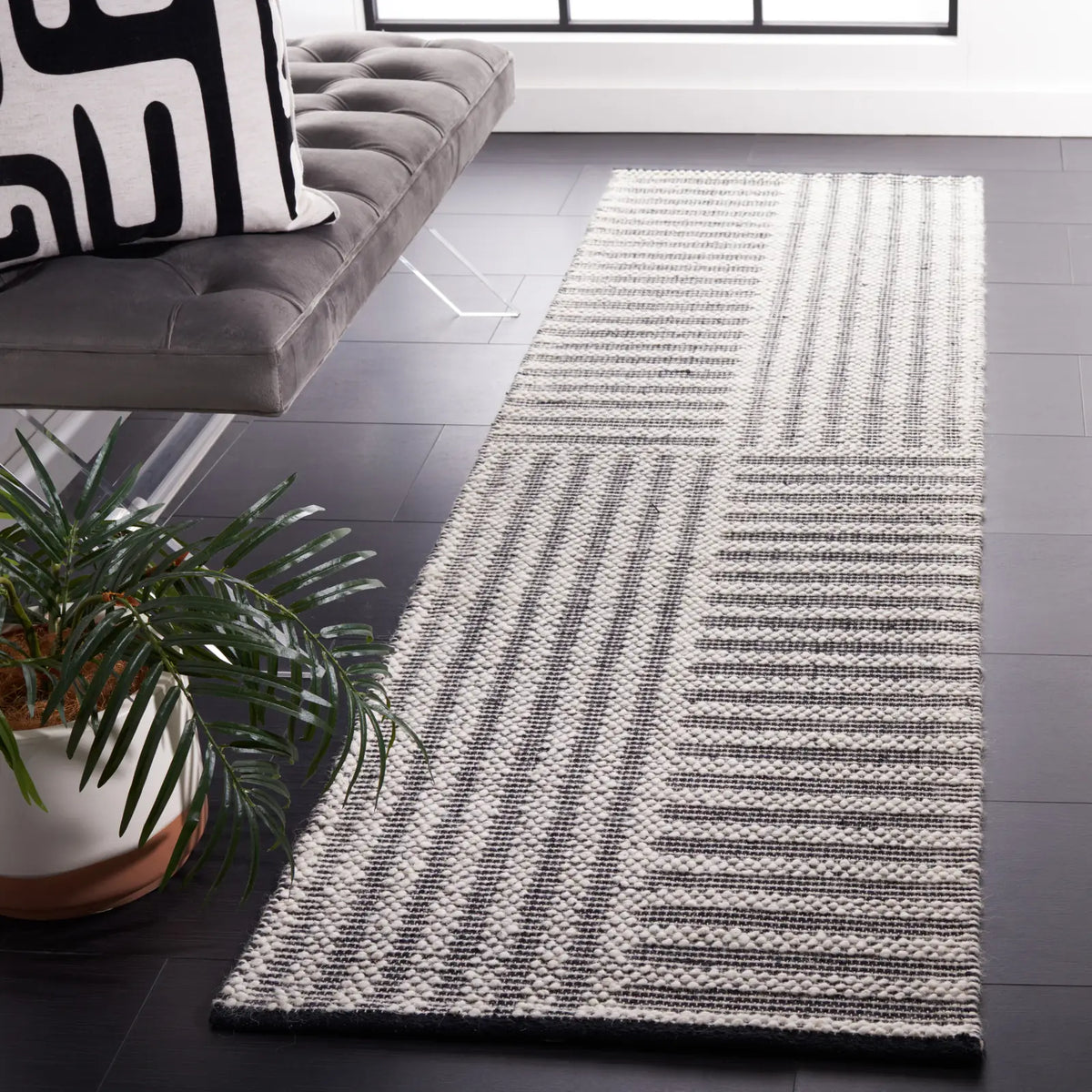 Safavieh Natura 2'-3" x 8'-0" Rug in Ivory / Black