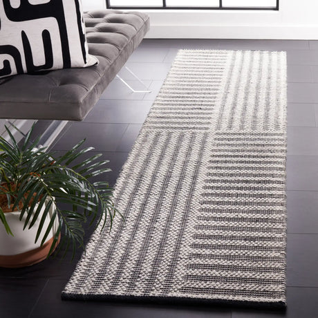 Safavieh Natura 2'-3" x 8'-0" Rug in Ivory / Black