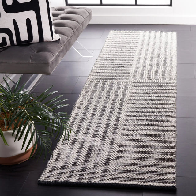 Safavieh Natura 2'-3" x 8'-0" Rug in Ivory / Black