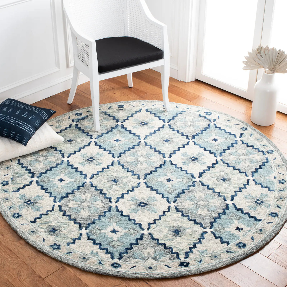 Safavieh Suzani 6'-0" x 6'-0" Rug in Blue / Grey