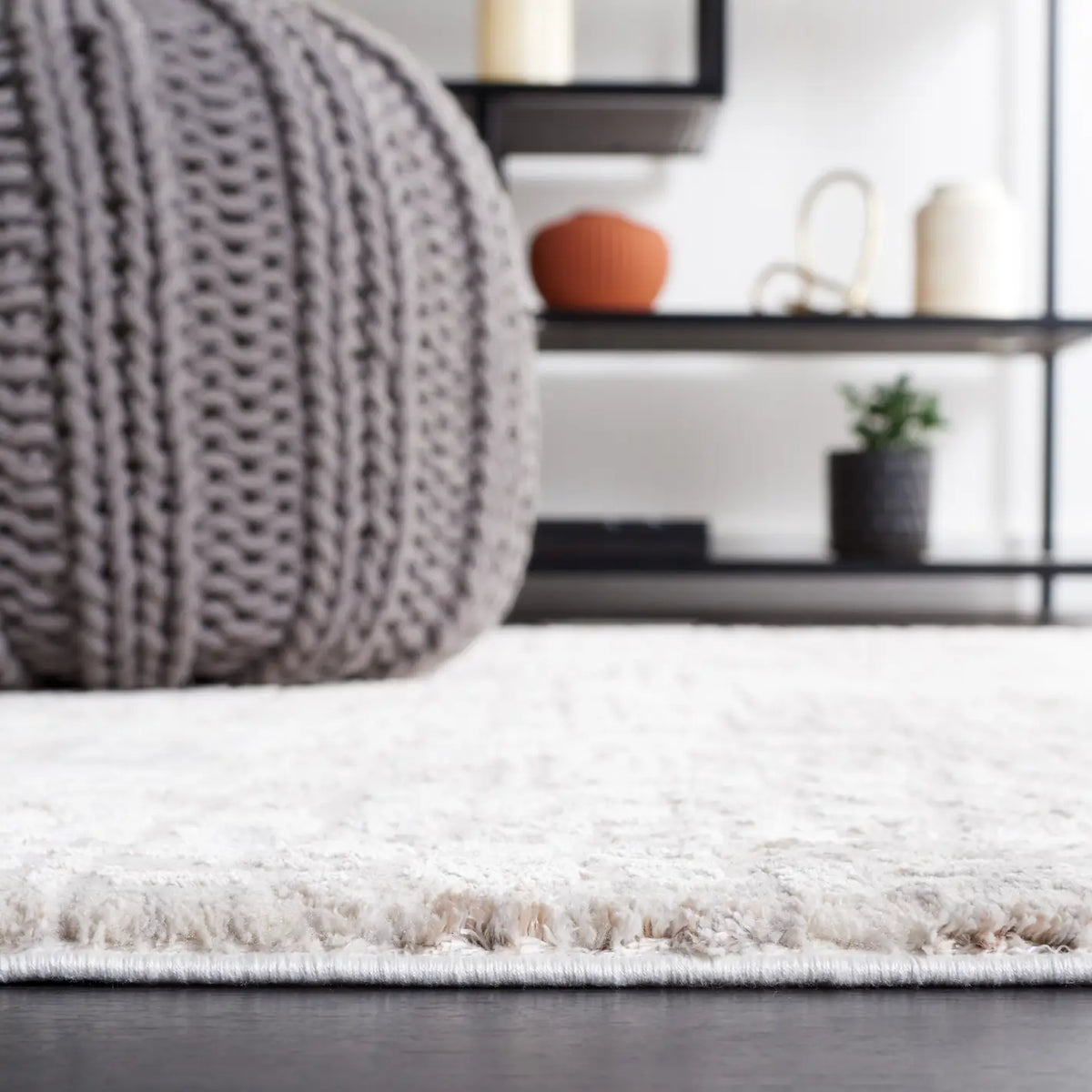 Safavieh Diamond 4'-0" x 6'-0" Rug in Beige / Grey