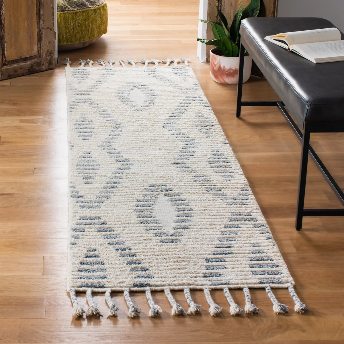 Safavieh Casablanca 2'-3" x 8'-0" Rug in Grey / Ivory