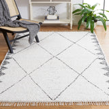 Safavieh Casablanca 4'-0" x 6'-0" Rug in Ivory / Black