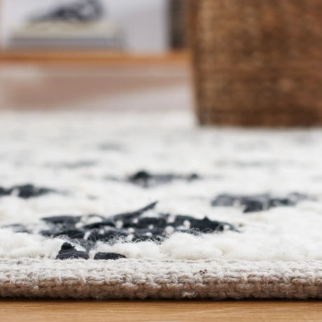 Safavieh Natura 4'-0" x 6'-0" Rug in Beige / Black