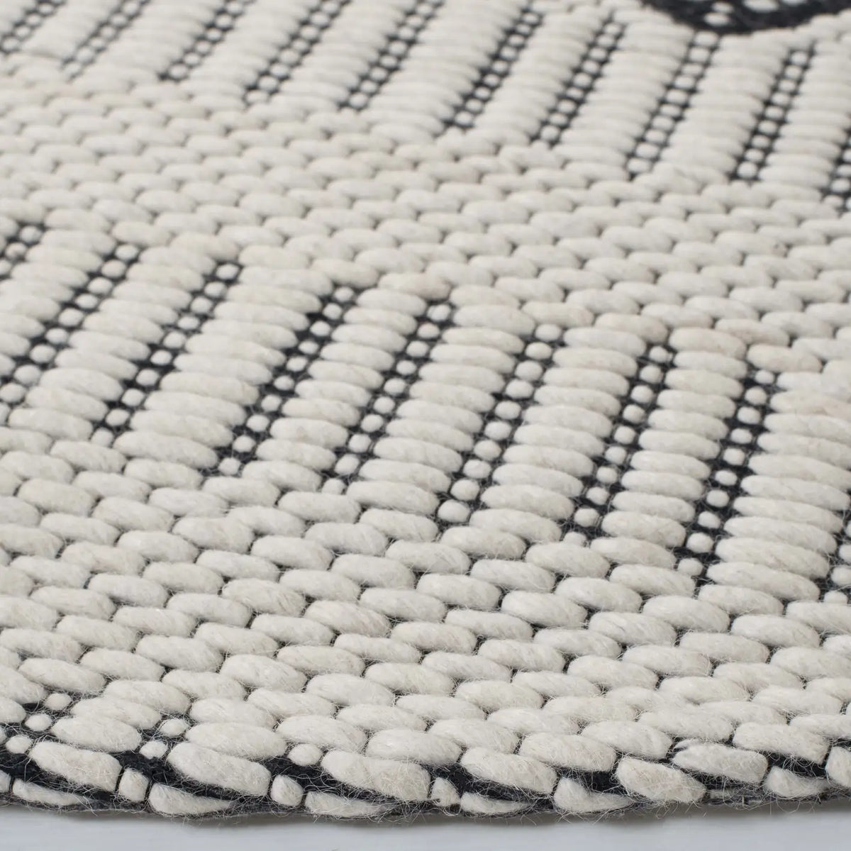 Safavieh Vermont 6'-0" x 6'-0" Rug in Ivory / Black