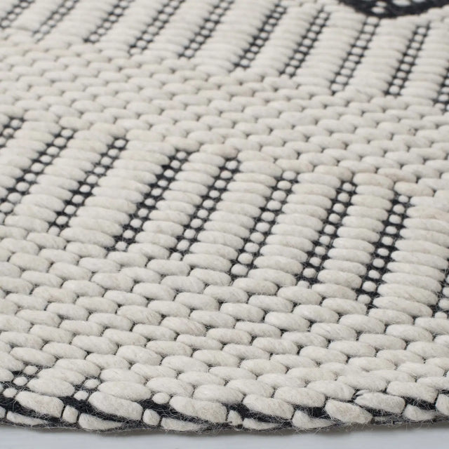 Safavieh Vermont 6'-0" x 6'-0" Rug in Ivory / Black