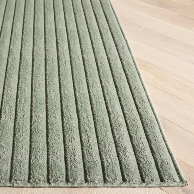 Safavieh Selena 5'-3" x 7'-6" Rug in Green
