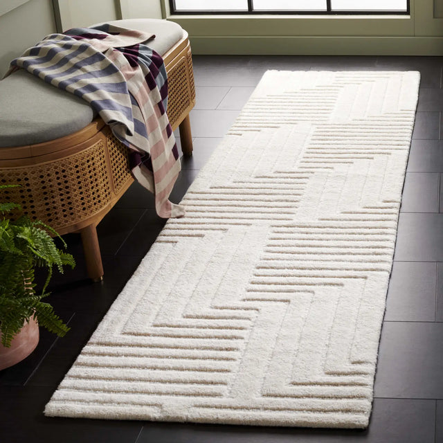 Safavieh Ebony 2'-3" x 8'-0" Rug in Ivory