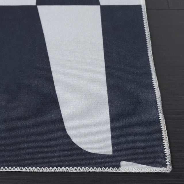 Safavieh Malibu 4'-0" x 6'-0" Rug in Ivory / Black