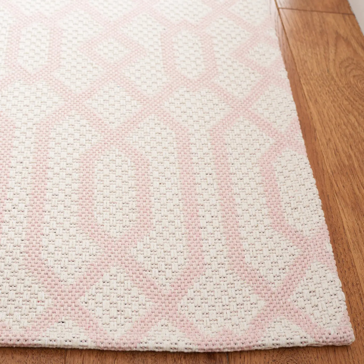 Safavieh Martha Stewart 5'-0" x 7'-0" Rug in Pink / Ivory