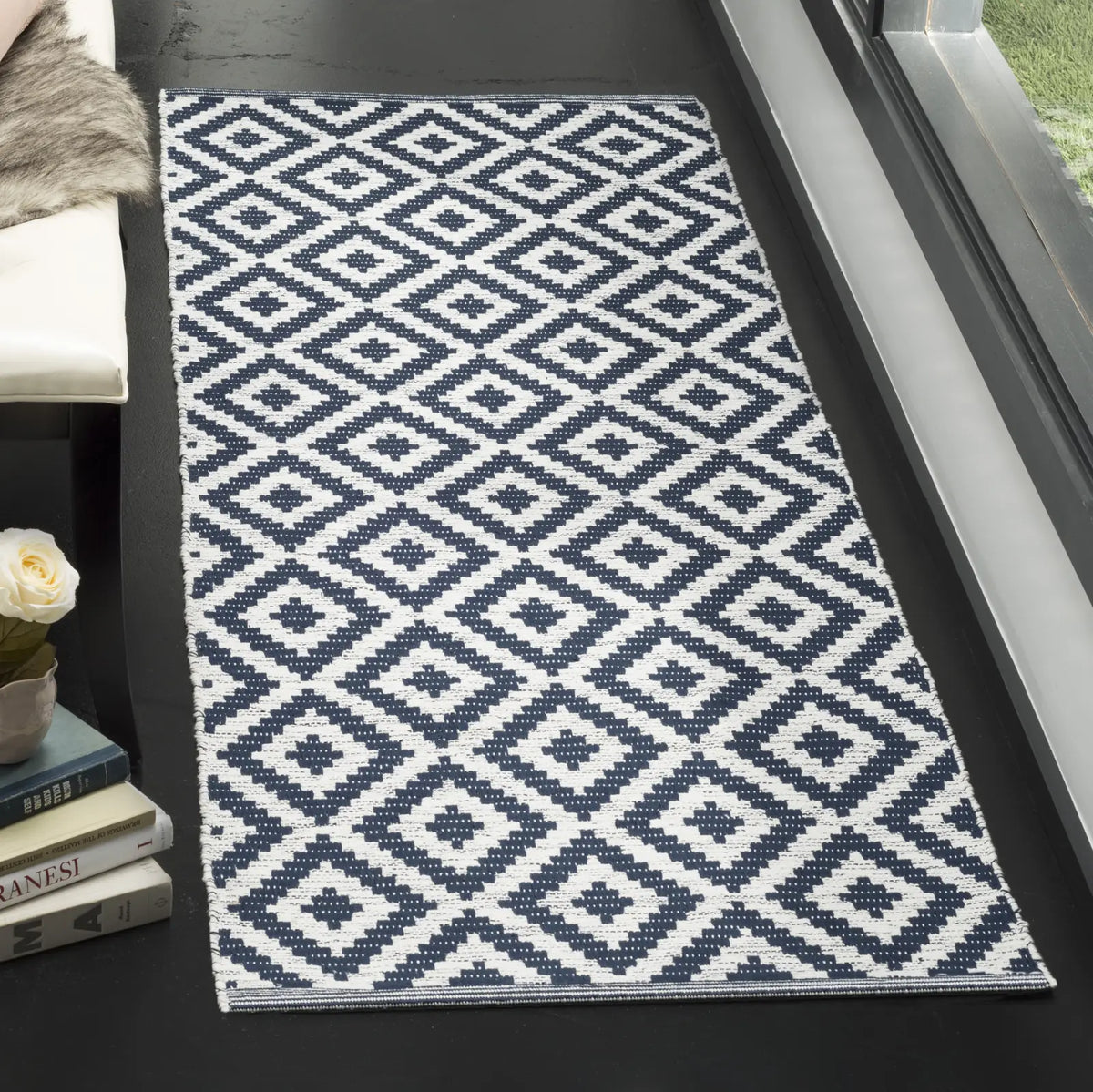 Safavieh Montauk 2'-3" x 7'-0" Rug in Navy / Ivory