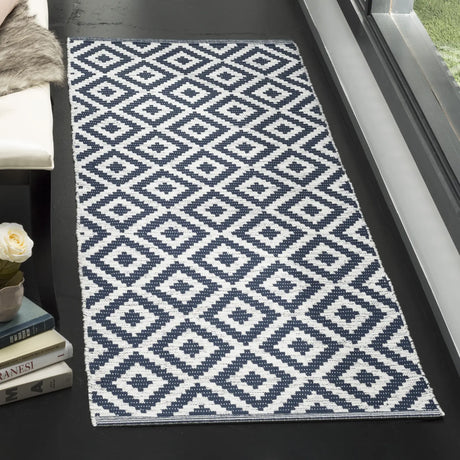 Safavieh Montauk 2'-3" x 7'-0" Rug in Navy / Ivory