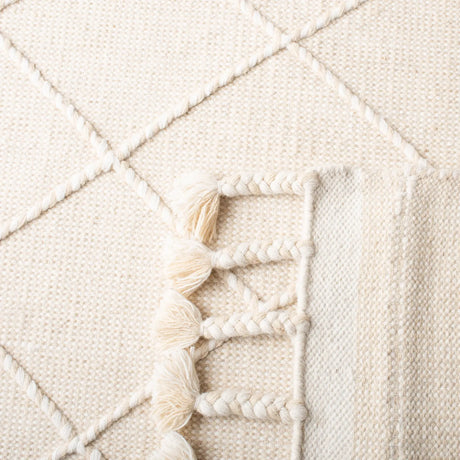 Safavieh Casablanca 4'-0" x 6'-0" Rug in Beige / Ivory