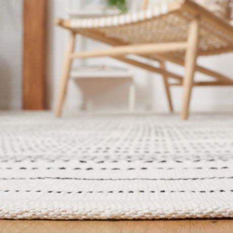 Safavieh Kilim 4'-0" x 6'-0" Rug in Ivory