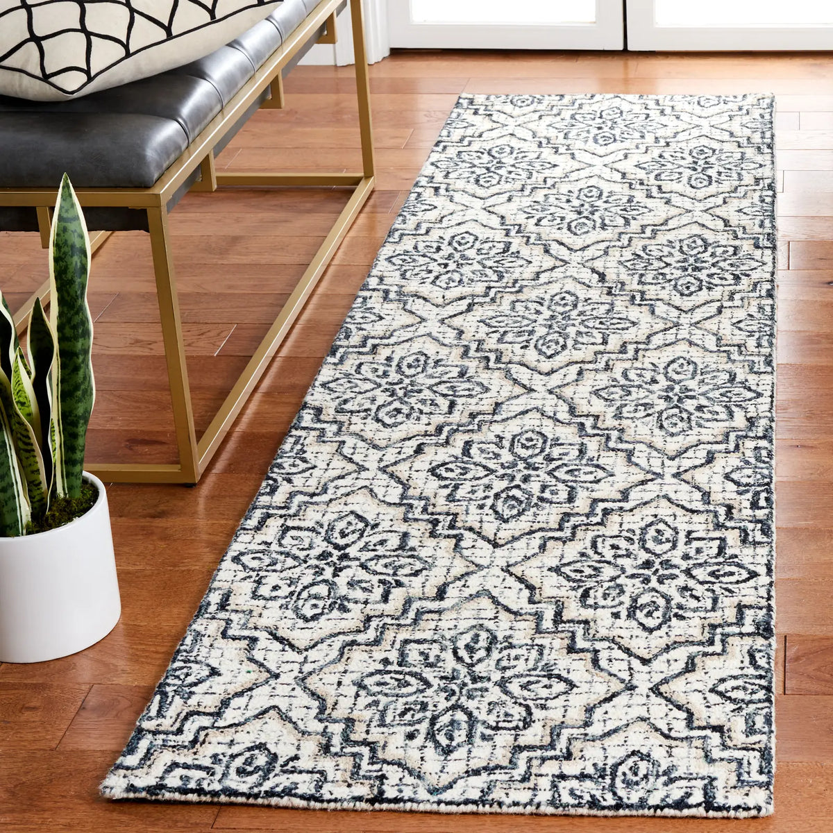 Safavieh Abstract 2'-3" x 8'-0" Rug in Ivory / Navy